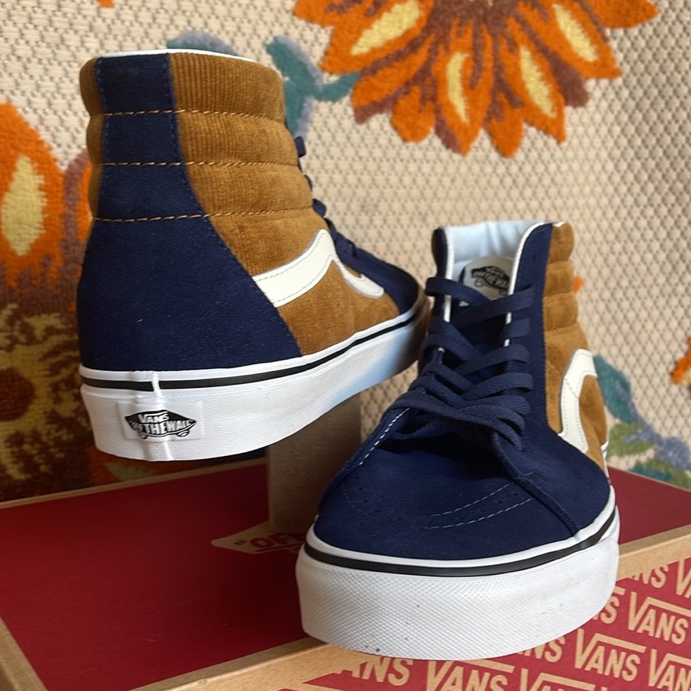 Vans Men’s Sk8-Hi
Mini Cord Blue/Brown
VN0007NS0BO
Sneakers - Picture 12 of 16